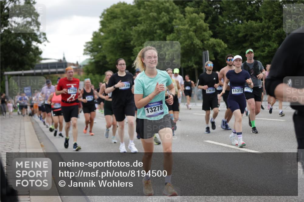 29.06.2025 - hella hamburg halbmarathon Jannik Wohlers http://msf.ph/oto/8194500 29.06.2025 11:13:53 Lombardsbrücke 1454, 1756, 1757, 2117, 2431, 2465, 2493, 3299, 3587, 3588, 3655, 3682, 3683, 3784, 3972, 4126, 4753, 5153, 5241, 5502, 5679, 5972, 6420, 6445, 6558, 7492, 7500, 7639, 7814, 8524, 8832, 8880, 9578, 9726, 9825, 9841, 10127, 10185, 10273, 10457, 11090, 11312, 11480, 11529, 11746, 11845, 12300, 12612, 12749, 13278, 13639, 13718, 13815, 13977, 14490, 14568, 15653, 17399, 17479, 17624 meine-sportfotos.de