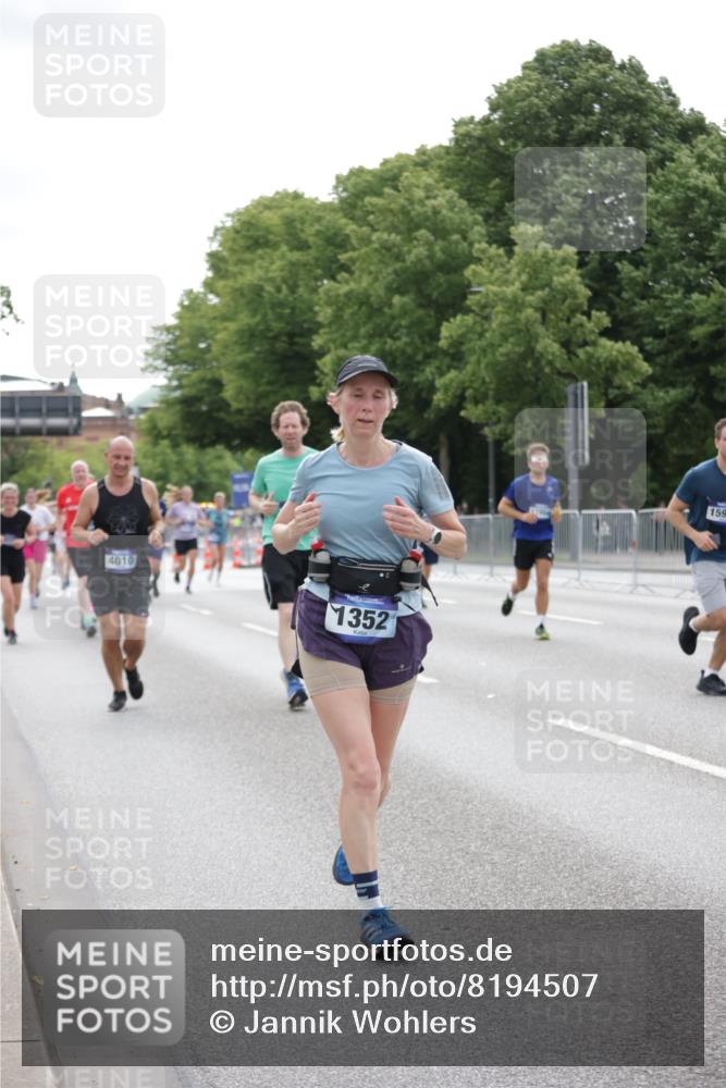 29.06.2025 - hella hamburg halbmarathon Jannik Wohlers http://msf.ph/oto/8194507 29.06.2025 10:24:31 Lombardsbrücke 1740, 2108, 2249, 4008, 4010, 4444, 5126, 7778, 9573, 11400, 11816, 11817, 14898, 15124, 15153, 15942, 17185, 17535, 17954, 18194, 18198 meine-sportfotos.de