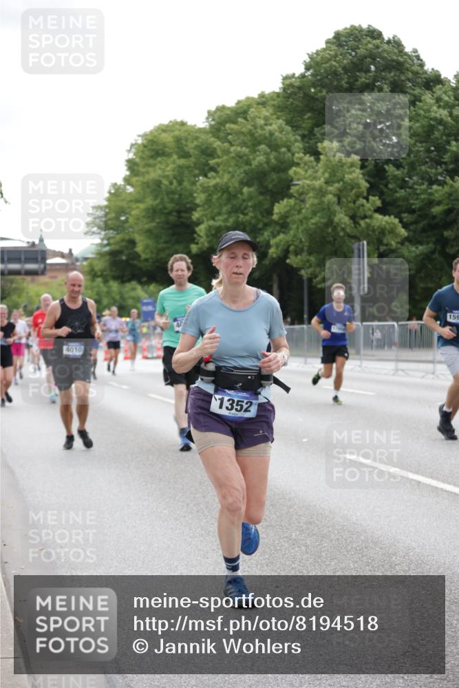 29.06.2025 - hella hamburg halbmarathon Jannik Wohlers http://msf.ph/oto/8194518 29.06.2025 10:24:31 Lombardsbrücke 1740, 2108, 2249, 4008, 4010, 4444, 5126, 7778, 9573, 11400, 11816, 11817, 14898, 15124, 15153, 15942, 17185, 17535, 17954, 18194, 18198 meine-sportfotos.de
