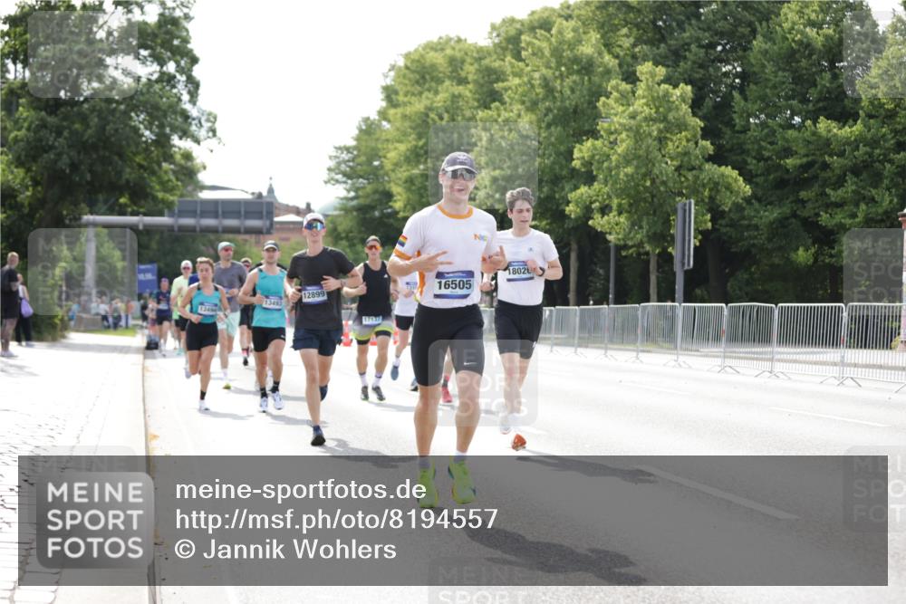 29.06.2025 - hella hamburg halbmarathon Jannik Wohlers http://msf.ph/oto/8194557 29.06.2025 09:46:19 Lombardsbrücke 1344, 1889, 2243, 4477, 4944, 5048, 5152, 6683, 7466, 7622, 7628, 8312, 10477, 10927, 11304, 11661, 12447, 12899, 13199, 13493, 13494, 13961, 14310, 14450, 15902, 16243, 16505, 16619, 16811, 16957, 17137, 17751, 18026, 18277, 18600, 18824 meine-sportfotos.de