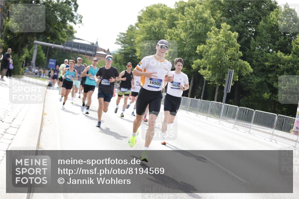 29.06.2025 - hella hamburg halbmarathon Jannik Wohlers http://msf.ph/oto/8194569 29.06.2025 09:46:19 Lombardsbrücke 1344, 1889, 2243, 4477, 4944, 5048, 5152, 6683, 7466, 7622, 7628, 8312, 10477, 10927, 11304, 11661, 12447, 12899, 13199, 13493, 13494, 13961, 14310, 14450, 15902, 16243, 16505, 16619, 16811, 16957, 17137, 17751, 18026, 18277, 18600, 18824 meine-sportfotos.de