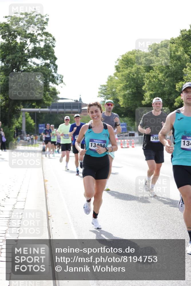 29.06.2025 - hella hamburg halbmarathon Jannik Wohlers http://msf.ph/oto/8194753 29.06.2025 09:46:22 Lombardsbrücke 2243, 4944, 5048, 5152, 5660, 6683, 7466, 7622, 7628, 7867, 8312, 10477, 10927, 11304, 11661, 12447, 12899, 13199, 13493, 13494, 13729, 14310, 14450, 14899, 15902, 16505, 16619, 16811, 16957, 17137, 17751, 18026, 18277, 18357, 18600, 18824 meine-sportfotos.de