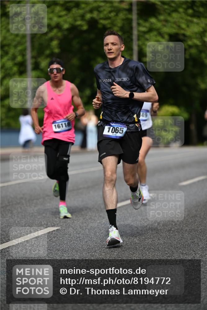 29.06.2025 - hella hamburg halbmarathon Dr. Thomas Lammeyer http://msf.ph/oto/8194772 29.06.2025 09:47:49 Kennedybrücke 1065, 2021, 2879, 3075, 3845, 3968, 4678, 5367, 7349, 8473, 8731, 9047, 10790, 10848 meine-sportfotos.de