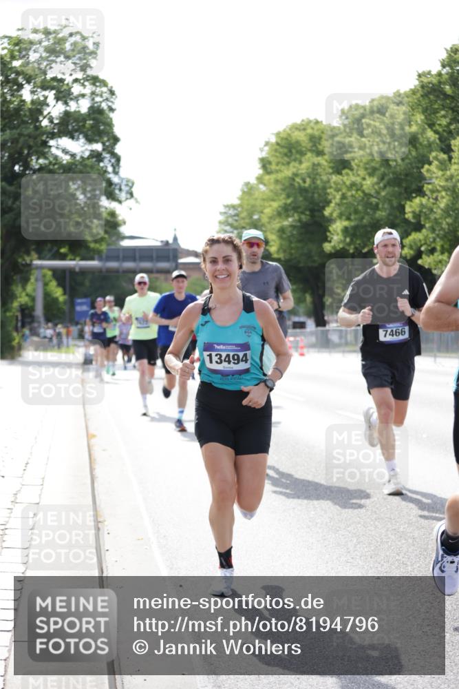 29.06.2025 - hella hamburg halbmarathon Jannik Wohlers http://msf.ph/oto/8194796 29.06.2025 09:46:22 Lombardsbrücke 2243, 4944, 5048, 5152, 5660, 6683, 7466, 7622, 7628, 7867, 8312, 10477, 10927, 11304, 11661, 12447, 12899, 13199, 13493, 13494, 13729, 14310, 14450, 14899, 15902, 16505, 16619, 16811, 16957, 17137, 17751, 18026, 18277, 18357, 18600, 18824 meine-sportfotos.de
