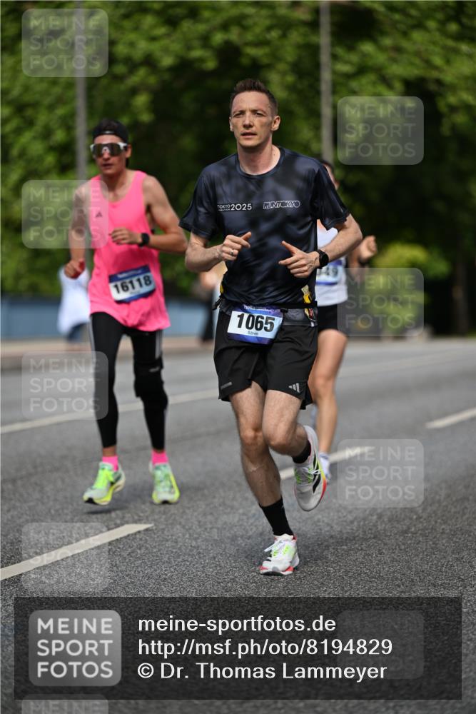 29.06.2025 - hella hamburg halbmarathon Dr. Thomas Lammeyer http://msf.ph/oto/8194829 29.06.2025 09:47:49 Kennedybrücke 1065, 2021, 2879, 3075, 3845, 3968, 4678, 5367, 7349, 8473, 8731, 9047, 10790, 10848 meine-sportfotos.de