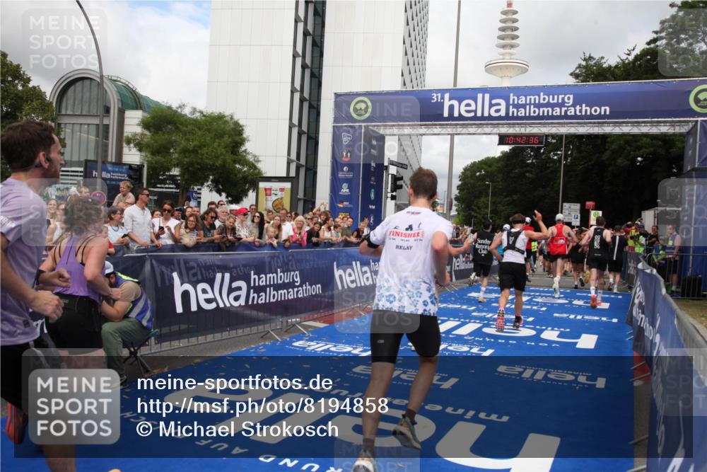 29.06.2025 - hella hamburg halbmarathon Michael Strokosch http://msf.ph/oto/8194858 29.06.2025 10:42:35 Ziel 1209, 1353, 1735, 1800, 1962, 2233, 4235, 7116, 7448, 7508, 7734, 13446, 15623, 16295, 16333, 17016, 17637, 17733, 17911, 18680 meine-sportfotos.de