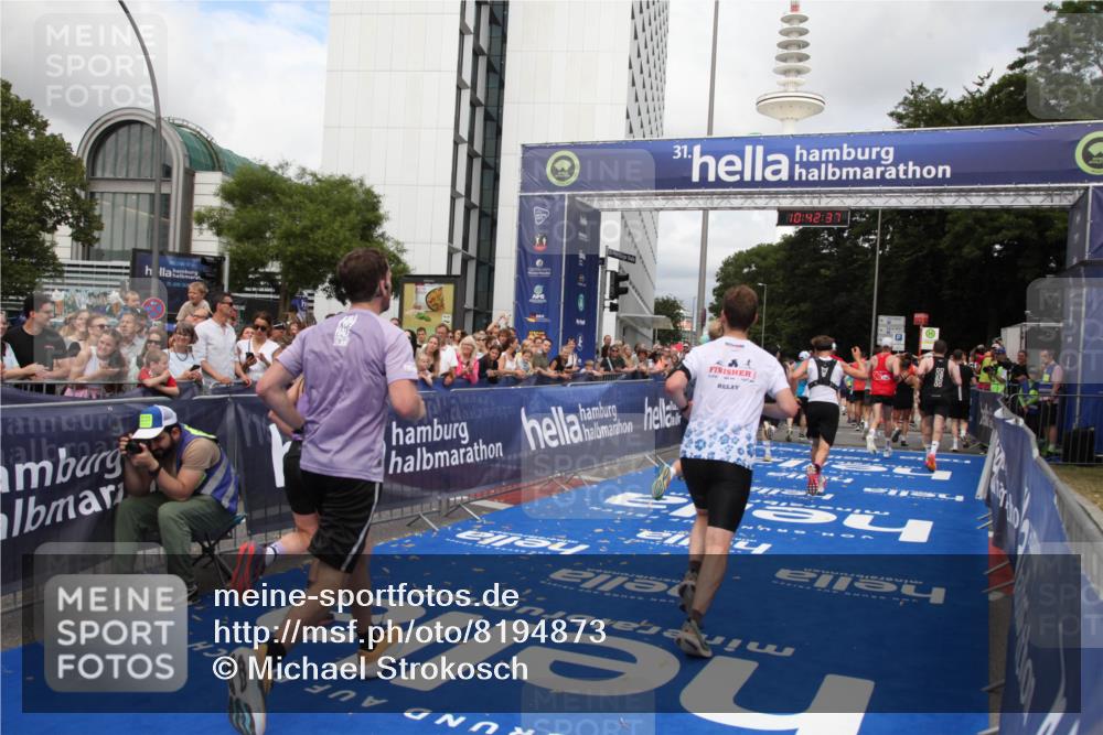 29.06.2025 - hella hamburg halbmarathon Michael Strokosch http://msf.ph/oto/8194873 29.06.2025 10:42:36 Ziel 1209, 1353, 1735, 1800, 1962, 4235, 7116, 7448, 7508, 7734, 13446, 16295, 16333, 17016, 17637, 17733, 17911, 18680 meine-sportfotos.de