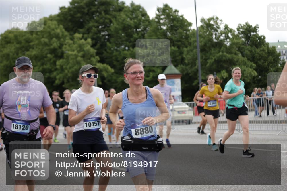 29.06.2025 - hella hamburg halbmarathon Jannik Wohlers http://msf.ph/oto/8194917 29.06.2025 11:14:01 Lombardsbrücke 1279, 1666, 1756, 1757, 2117, 2251, 2431, 2493, 3621, 3655, 3682, 3683, 3784, 4126, 4529, 4701, 4702, 5241, 5502, 5972, 5977, 6239, 6445, 6525, 6558, 6738, 7112, 7492, 7500, 7595, 7639, 7665, 7814, 7949, 8291, 8524, 8570, 8728, 8832, 8880, 9578, 9726, 9825, 9841, 9941, 9952, 10127, 10185, 10273, 10457, 10501, 11090, 11312, 11480, 11529, 11761, 11902, 12300, 12612, 12749, 13146, 13162, 13278, 13338, 13404, 13639, 13718, 13790, 13815, 13955, 13977, 14616, 14886 meine-sportfotos.de