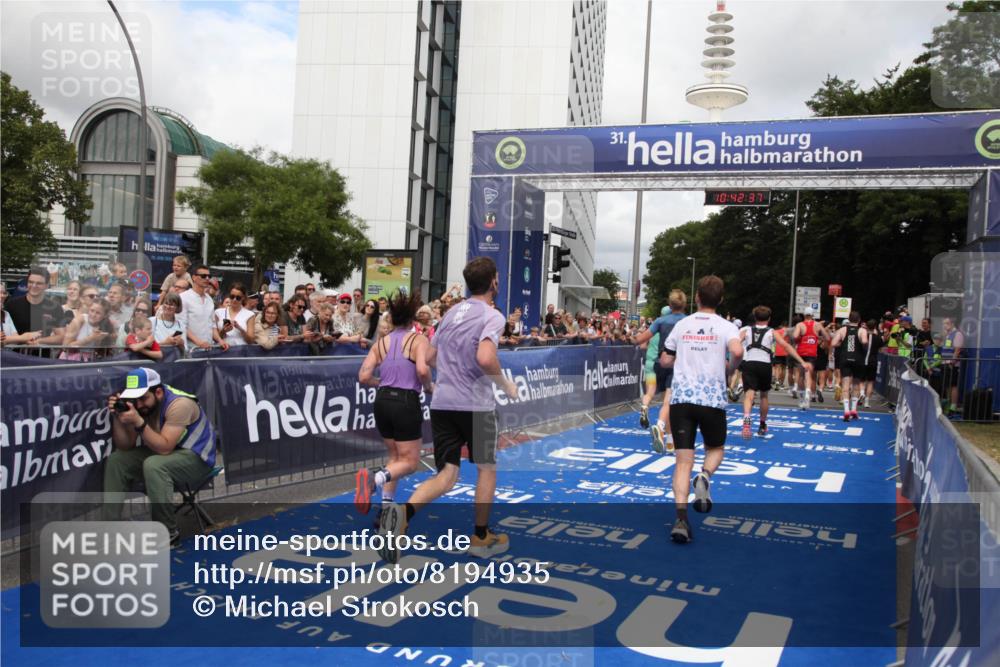 29.06.2025 - hella hamburg halbmarathon Michael Strokosch http://msf.ph/oto/8194935 29.06.2025 10:42:36 Ziel 1209, 1353, 1735, 1800, 1962, 4235, 7116, 7448, 7508, 7734, 13446, 16295, 16333, 17016, 17637, 17733, 17911, 18680 meine-sportfotos.de