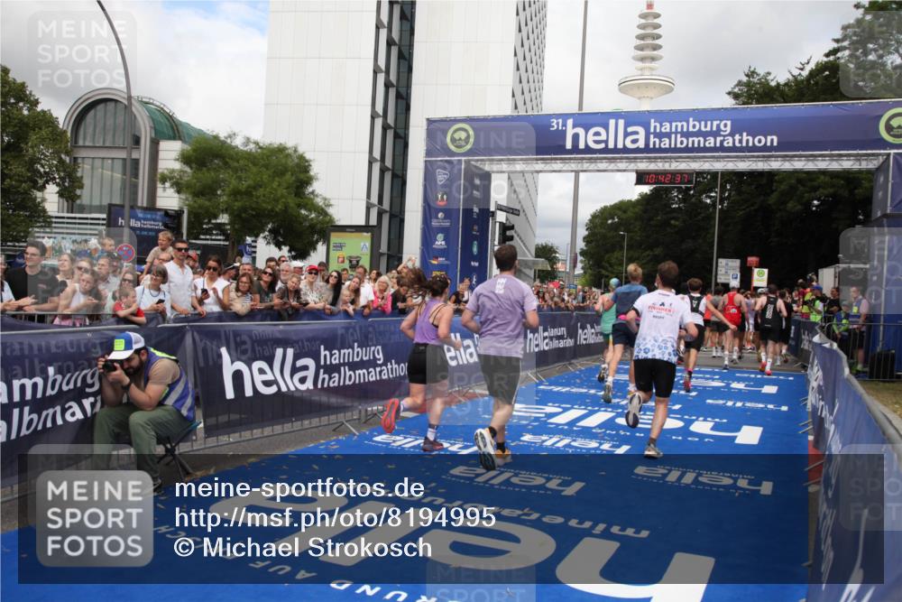 29.06.2025 - hella hamburg halbmarathon Michael Strokosch http://msf.ph/oto/8194995 29.06.2025 10:42:36 Ziel 1209, 1353, 1735, 1800, 1962, 4235, 7116, 7448, 7508, 7734, 13446, 16295, 16333, 17016, 17637, 17733, 17911, 18680 meine-sportfotos.de