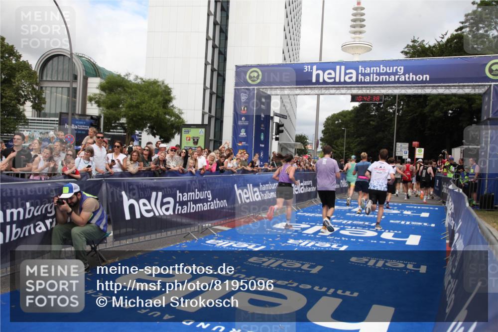 29.06.2025 - hella hamburg halbmarathon Michael Strokosch http://msf.ph/oto/8195096 29.06.2025 10:42:37 Ziel 1209, 1353, 1735, 1962, 4235, 7116, 7448, 7508, 7734, 13446, 13483, 16295, 16333, 17016, 17733, 18632, 18680 meine-sportfotos.de