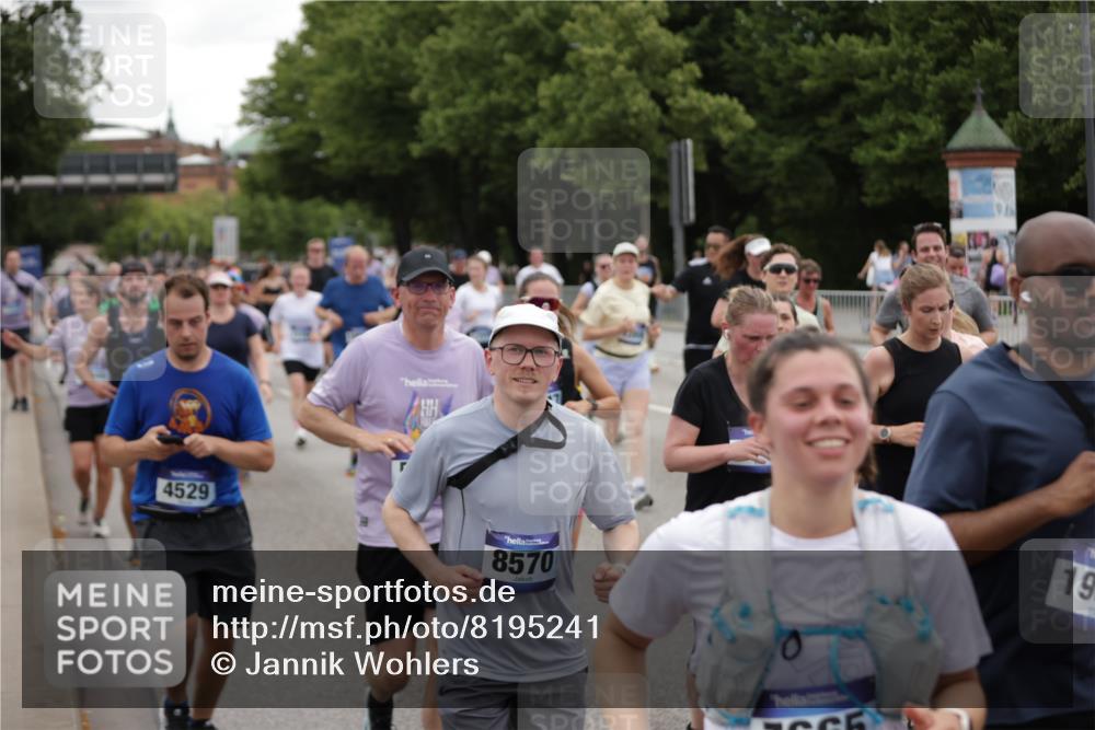 29.06.2025 - hella hamburg halbmarathon Jannik Wohlers http://msf.ph/oto/8195241 29.06.2025 11:14:09 Lombardsbrücke 1279, 1666, 1757, 2117, 2150, 2251, 2431, 2493, 3269, 3495, 3621, 3659, 3784, 3872, 3887, 3888, 4529, 4701, 4702, 5109, 5241, 5918, 5968, 5977, 6046, 6239, 6461, 6525, 6558, 6659, 6738, 7112, 7492, 7595, 7665, 7814, 7949, 8291, 8345, 8524, 8570, 8728, 8880, 9118, 9726, 9941, 9952, 10015, 10127, 10185, 10457, 10501, 11529, 11761, 11902, 12612, 12749, 12971, 13146, 13162, 13295, 13338, 13396, 13404, 13790, 13955, 13977, 14455, 14616, 14716, 14763, 14886, 15167 meine-sportfotos.de