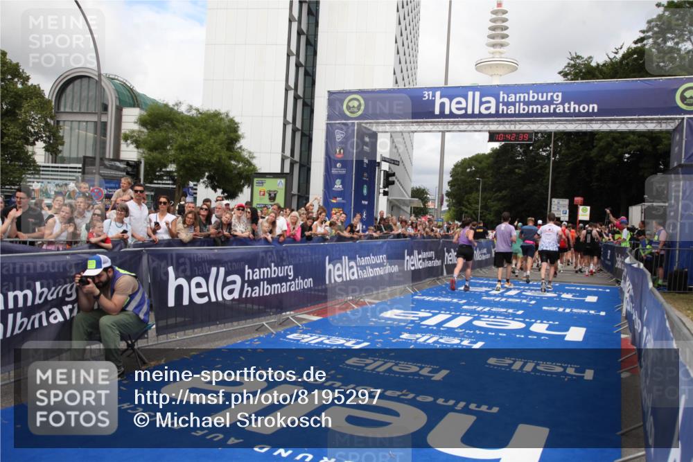 29.06.2025 - hella hamburg halbmarathon Michael Strokosch http://msf.ph/oto/8195297 29.06.2025 10:42:38 Ziel 1209, 1735, 1962, 4235, 7508, 13446, 13483, 16295, 16333, 17016, 17733, 18275, 18632, 18680 meine-sportfotos.de