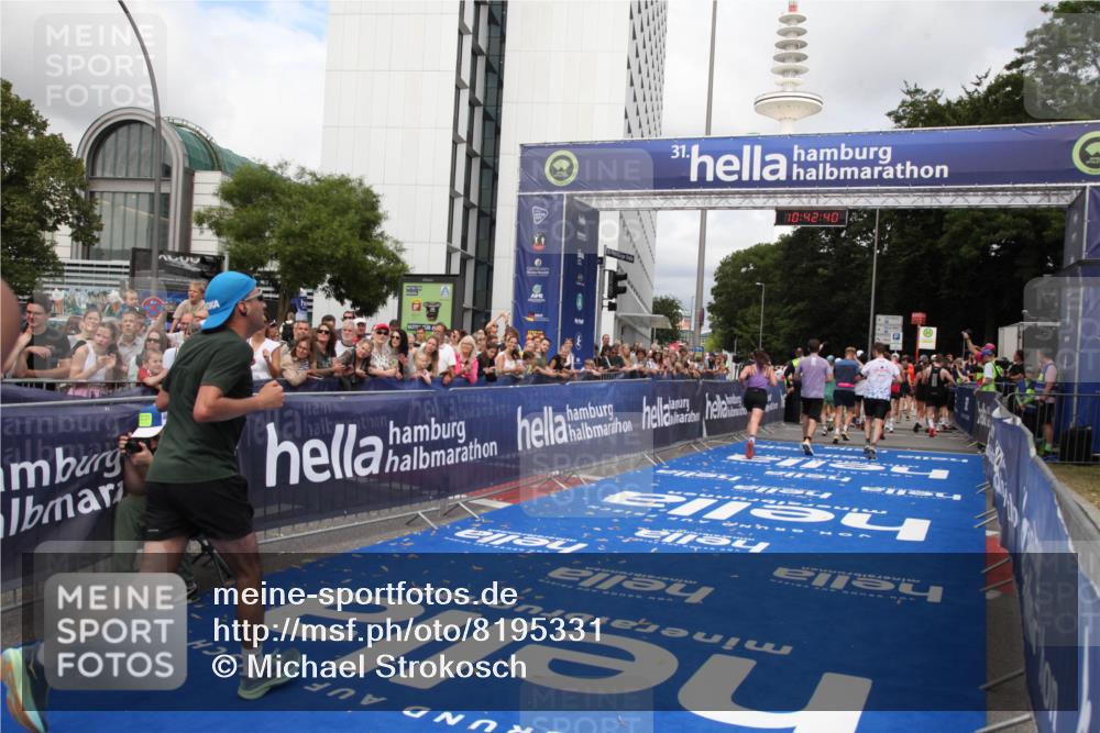 29.06.2025 - hella hamburg halbmarathon Michael Strokosch http://msf.ph/oto/8195331 29.06.2025 10:42:39 Ziel 1209, 1735, 4235, 7508, 13446, 13483, 16295, 16333, 17000, 17016, 18275, 18632, 18680 meine-sportfotos.de