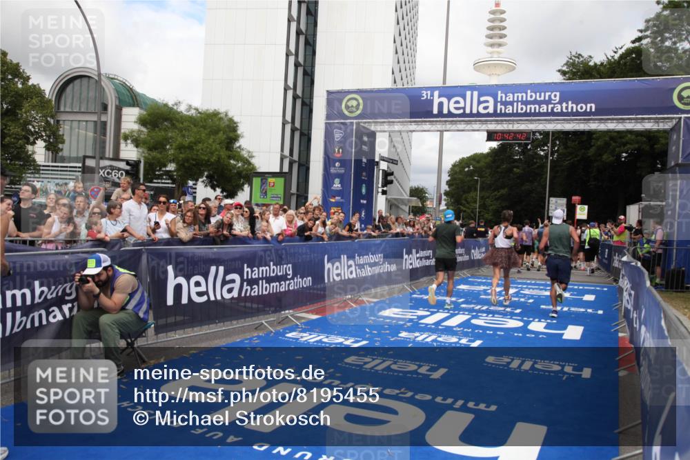 29.06.2025 - hella hamburg halbmarathon Michael Strokosch http://msf.ph/oto/8195455 29.06.2025 10:42:41 Ziel 1700, 1735, 4235, 7508, 13483, 17000, 17016, 18275, 18632 meine-sportfotos.de