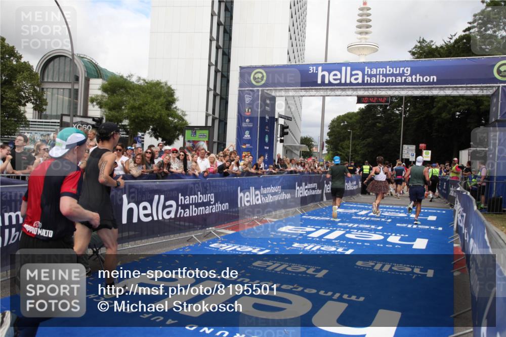 29.06.2025 - hella hamburg halbmarathon Michael Strokosch http://msf.ph/oto/8195501 29.06.2025 10:42:41 Ziel 1700, 1735, 4235, 7508, 13483, 17000, 17016, 18275, 18632 meine-sportfotos.de