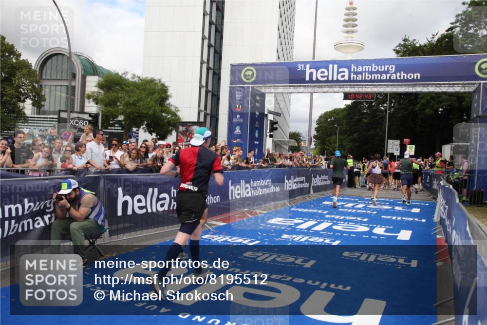 29.06.2025 - hella hamburg halbmarathon Michael Strokosch http://msf.ph/oto/8195512 29.06.2025 10:42:41 Ziel 1700, 1735, 4235, 7508, 13483, 17000, 17016, 18275, 18632 meine-sportfotos.de