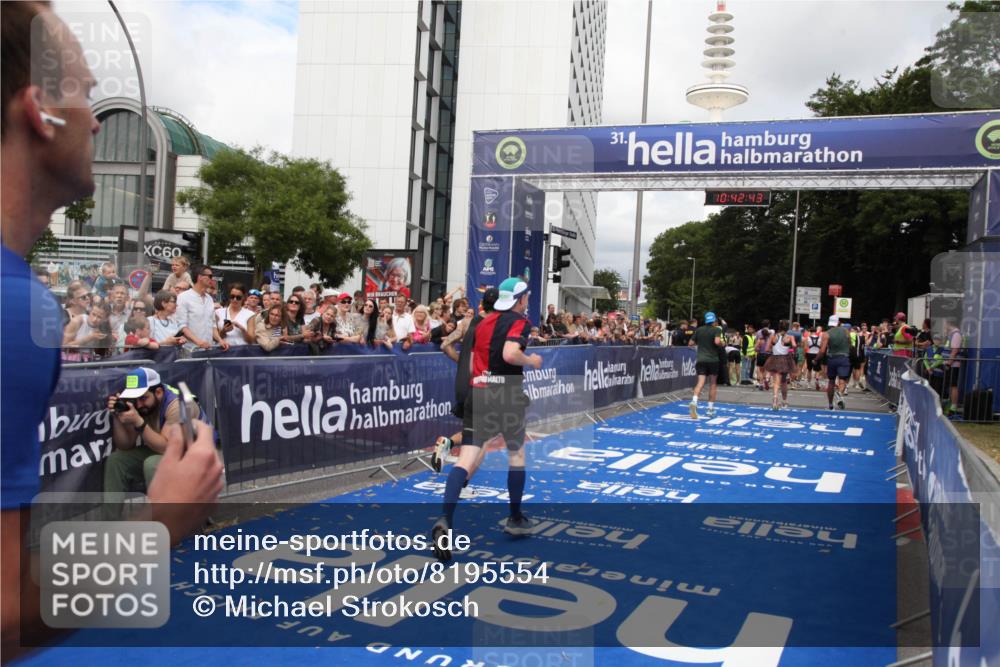 29.06.2025 - hella hamburg halbmarathon Michael Strokosch http://msf.ph/oto/8195554 29.06.2025 10:42:42 Ziel 1700, 1735, 4235, 7508, 9371, 9534, 13483, 17000, 18275, 18632 meine-sportfotos.de
