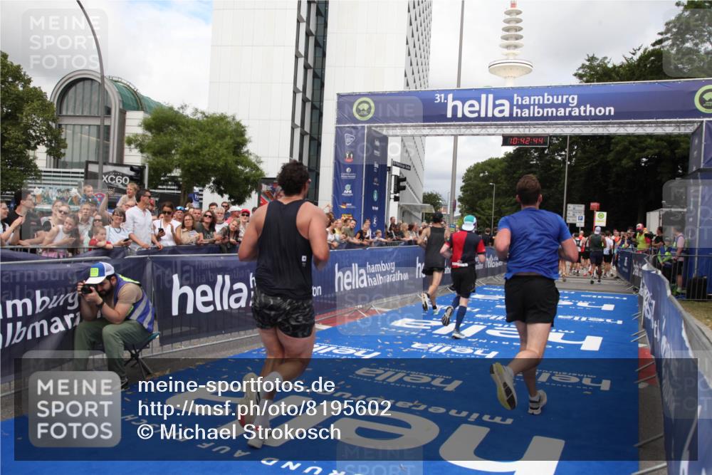 29.06.2025 - hella hamburg halbmarathon Michael Strokosch http://msf.ph/oto/8195602 29.06.2025 10:42:43 Ziel 1700, 1735, 4235, 7508, 9371, 9534, 13483, 17000, 18275, 18632 meine-sportfotos.de