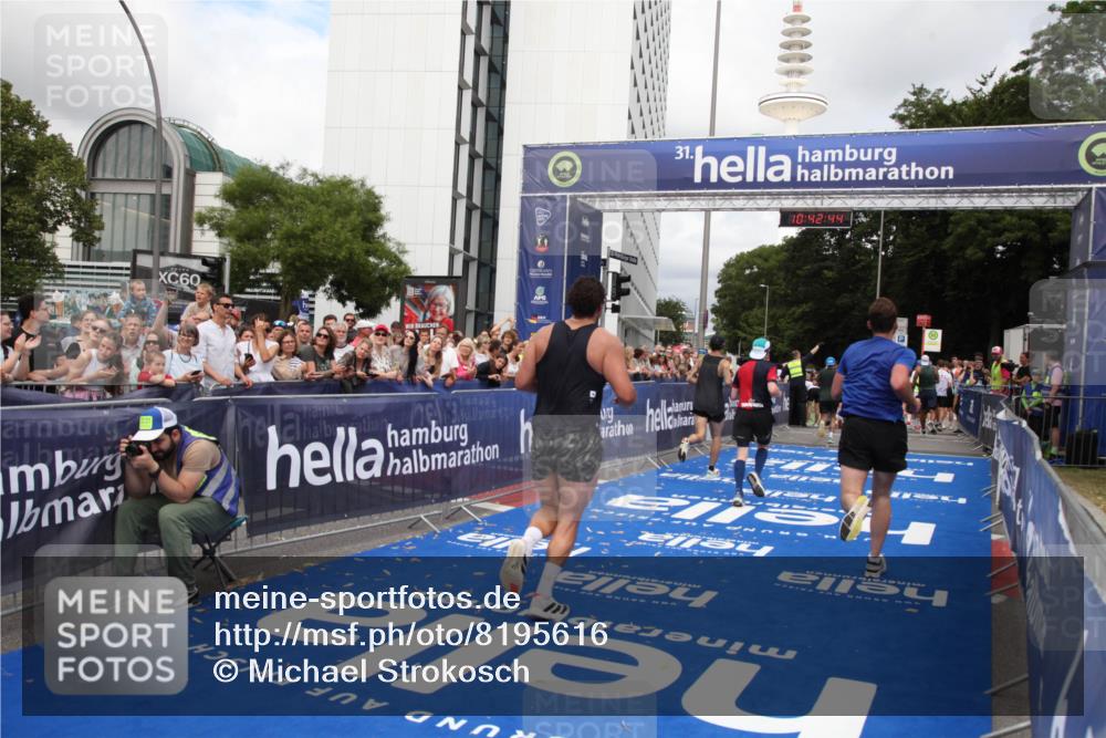 29.06.2025 - hella hamburg halbmarathon Michael Strokosch http://msf.ph/oto/8195616 29.06.2025 10:42:43 Ziel 1700, 1735, 4235, 7508, 9371, 9534, 13483, 17000, 18275, 18632 meine-sportfotos.de