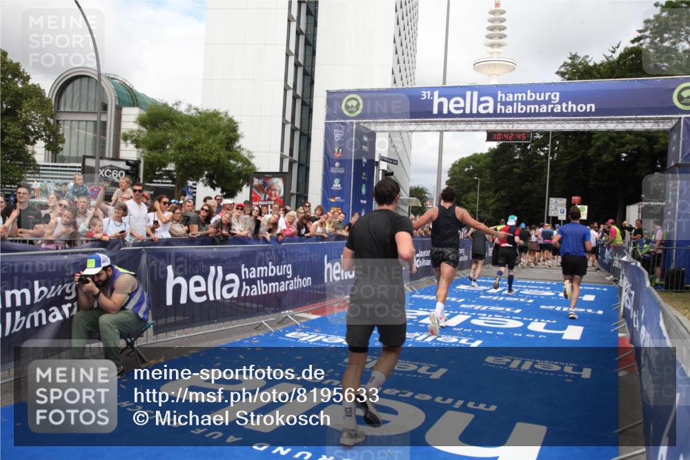 29.06.2025 - hella hamburg halbmarathon Michael Strokosch http://msf.ph/oto/8195633 29.06.2025 10:42:44 Ziel 1700, 4235, 9371, 9534, 13483, 17000, 18275, 18632 meine-sportfotos.de