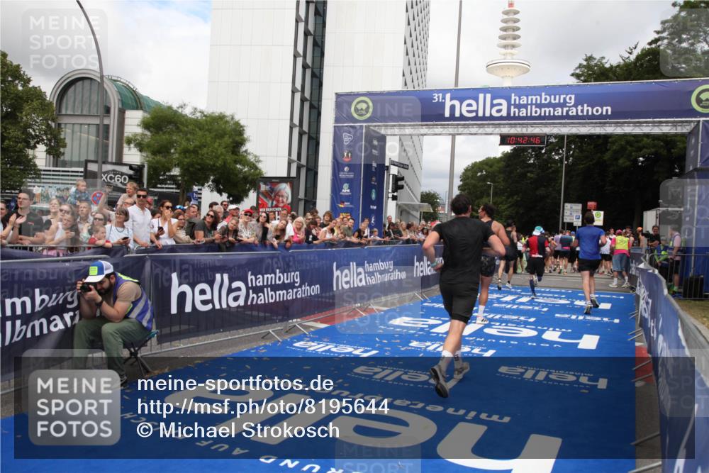 29.06.2025 - hella hamburg halbmarathon Michael Strokosch http://msf.ph/oto/8195644 29.06.2025 10:42:45 Ziel 1700, 9371, 9534, 13483, 17000, 18275, 18632 meine-sportfotos.de