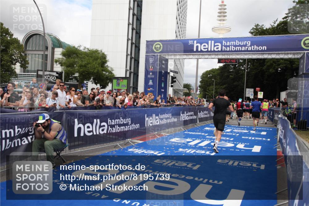 29.06.2025 - hella hamburg halbmarathon Michael Strokosch http://msf.ph/oto/8195739 29.06.2025 10:42:45 Ziel 1700, 9371, 9534, 13483, 17000, 18275, 18632 meine-sportfotos.de
