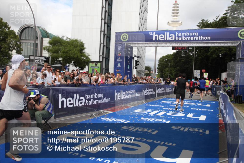 29.06.2025 - hella hamburg halbmarathon Michael Strokosch http://msf.ph/oto/8195787 29.06.2025 10:42:46 Ziel 1700, 9371, 9534, 13483, 13725, 17000, 18275, 18632 meine-sportfotos.de