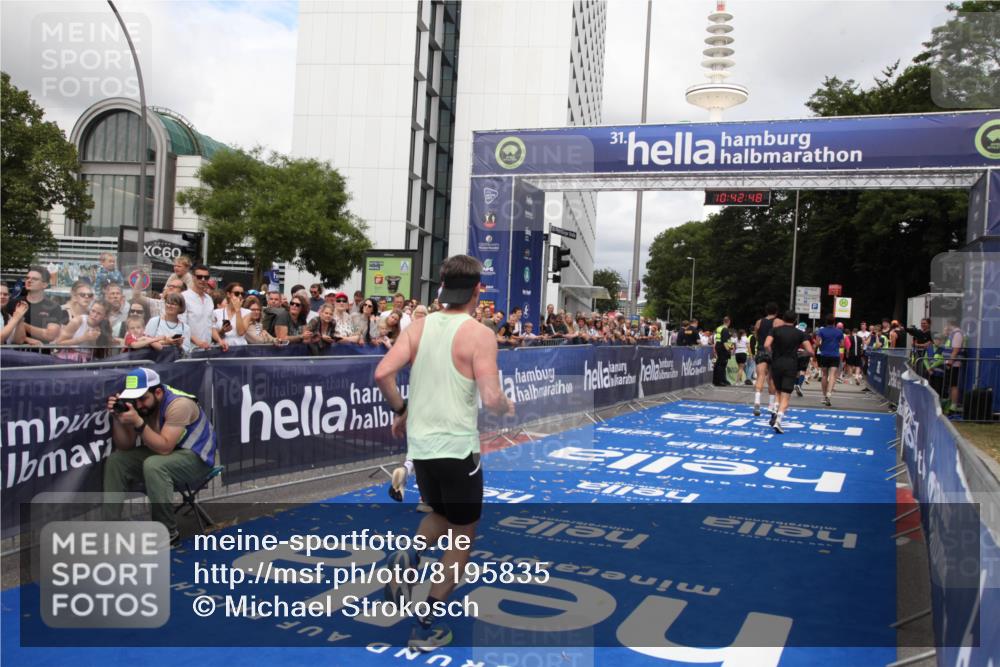 29.06.2025 - hella hamburg halbmarathon Michael Strokosch http://msf.ph/oto/8195835 29.06.2025 10:42:47 Ziel 1700, 9371, 9534, 13725, 14560, 17000, 18275 meine-sportfotos.de