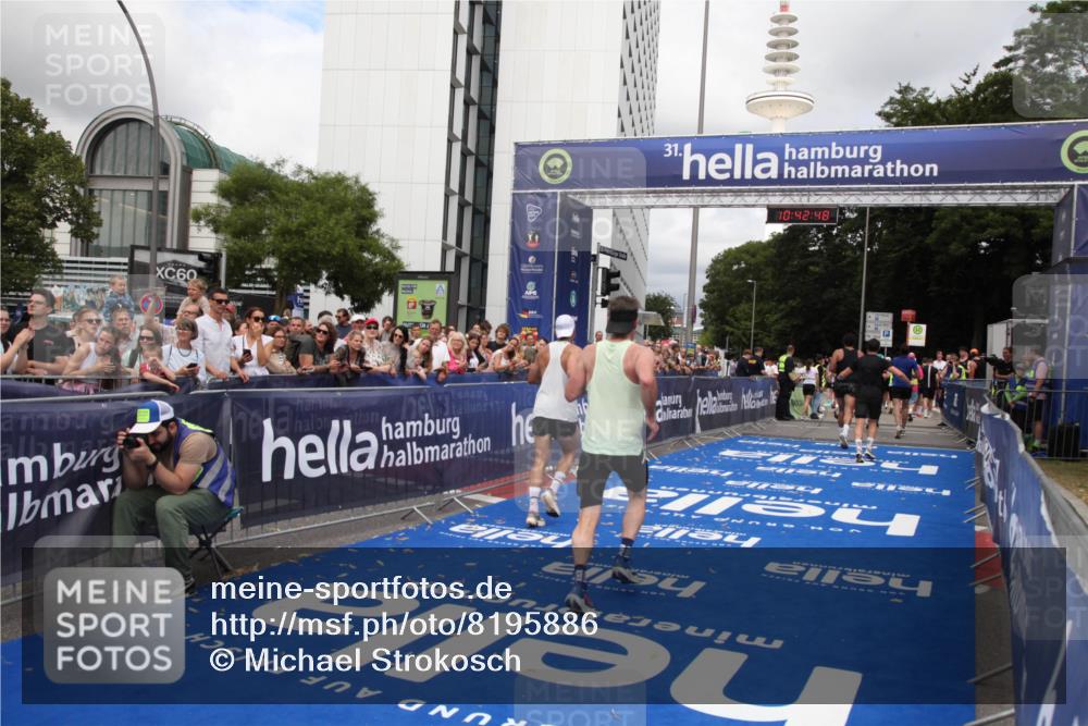 29.06.2025 - hella hamburg halbmarathon Michael Strokosch http://msf.ph/oto/8195886 29.06.2025 10:42:47 Ziel 1700, 9371, 9534, 13725, 14560, 17000, 18275 meine-sportfotos.de