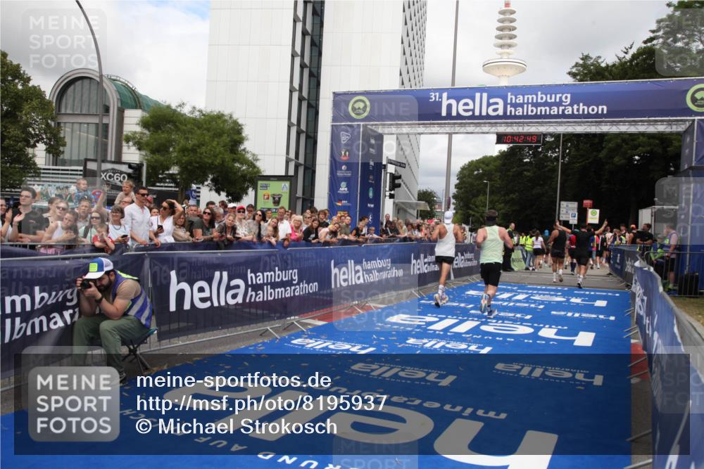 29.06.2025 - hella hamburg halbmarathon Michael Strokosch http://msf.ph/oto/8195937 29.06.2025 10:42:48 Ziel 1700, 7105, 9371, 9534, 13725, 14560, 14813, 17000 meine-sportfotos.de
