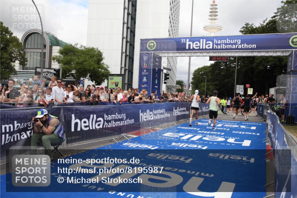 29.06.2025 - hella hamburg halbmarathon Michael Strokosch http://msf.ph/oto/8195987 29.06.2025 10:42:49 Ziel 1700, 7105, 9371, 9534, 13725, 14560, 14813, 15297, 15301, 15851 meine-sportfotos.de