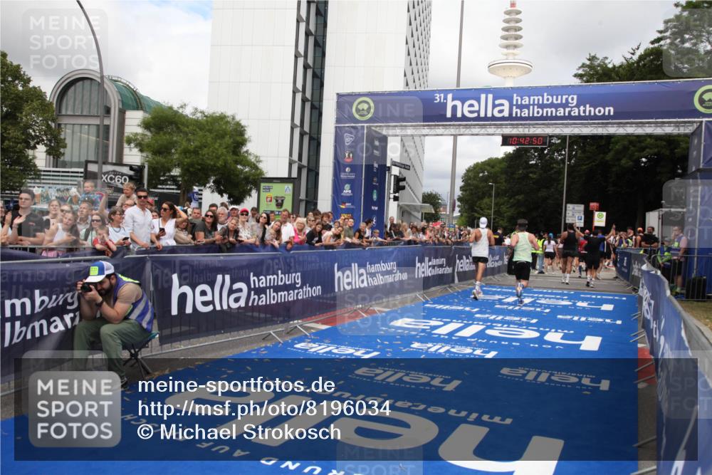 29.06.2025 - hella hamburg halbmarathon Michael Strokosch http://msf.ph/oto/8196034 29.06.2025 10:42:49 Ziel 1700, 7105, 9371, 9534, 13725, 14560, 14813, 15297, 15301, 15851 meine-sportfotos.de
