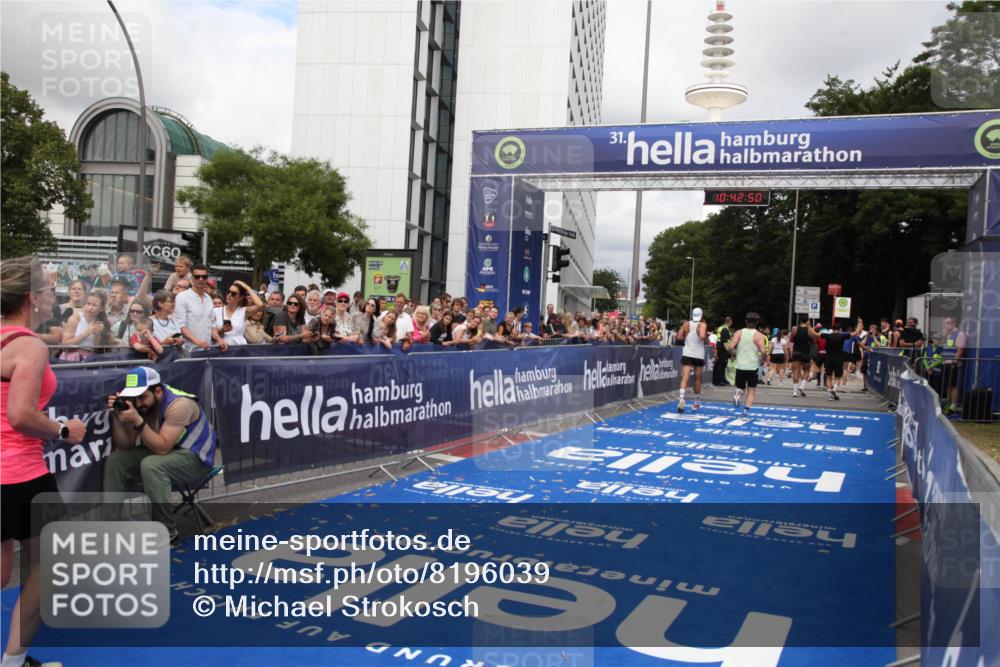 29.06.2025 - hella hamburg halbmarathon Michael Strokosch http://msf.ph/oto/8196039 29.06.2025 10:42:49 Ziel 1700, 7105, 9371, 9534, 13725, 14560, 14813, 15297, 15301, 15851 meine-sportfotos.de