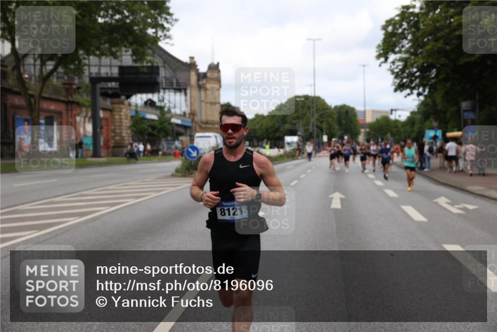 29.06.2025 - hella hamburg halbmarathon Yannick Fuchs http://msf.ph/oto/8196096 29.06.2025 10:31:37 20KM 1385, 1411, 1571, 3959, 4860, 4865, 5003, 5092, 5307, 5315, 5961, 6123, 6529, 7310, 7482, 7831, 8084, 8121, 8362, 9178, 9296, 9313, 10680, 10738, 11120, 11833, 13972, 14459, 14691, 14934, 15261, 15939, 16523, 17024, 17192, 17306, 17658, 17723, 18038, 18062, 18384, 18733, 18824 meine-sportfotos.de