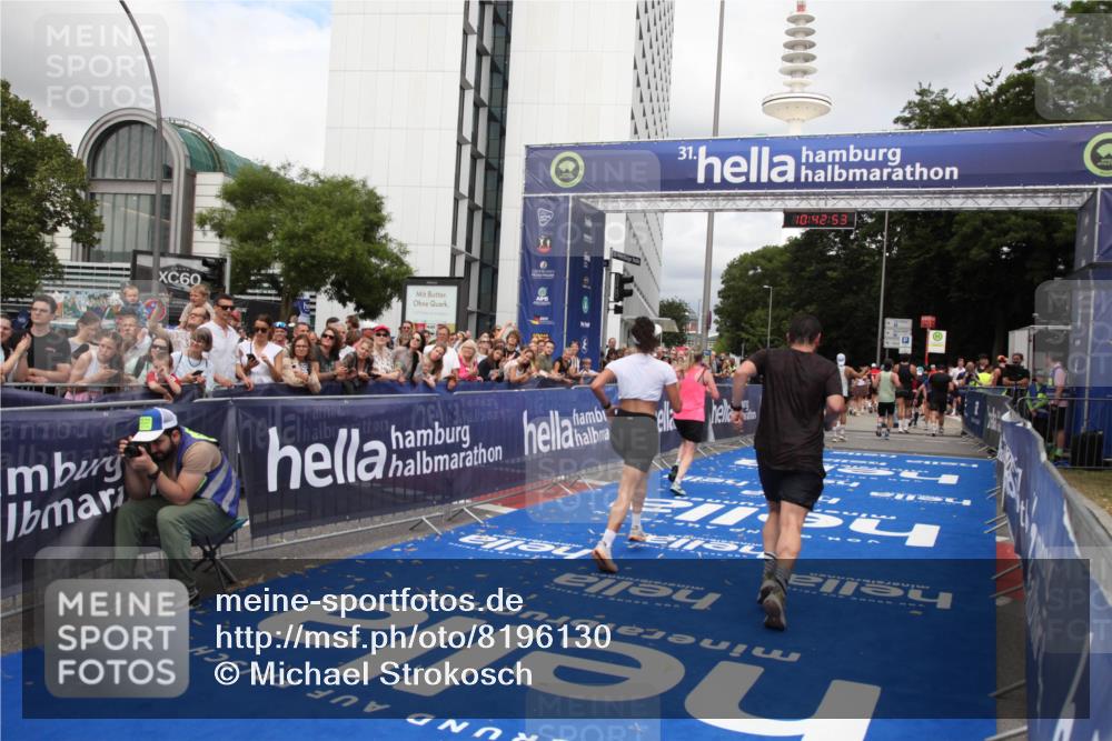 29.06.2025 - hella hamburg halbmarathon Michael Strokosch http://msf.ph/oto/8196130 29.06.2025 10:42:51 Ziel 5011, 7105, 9371, 9534, 13398, 13725, 14447, 14560, 14813, 15297, 15301, 15851 meine-sportfotos.de