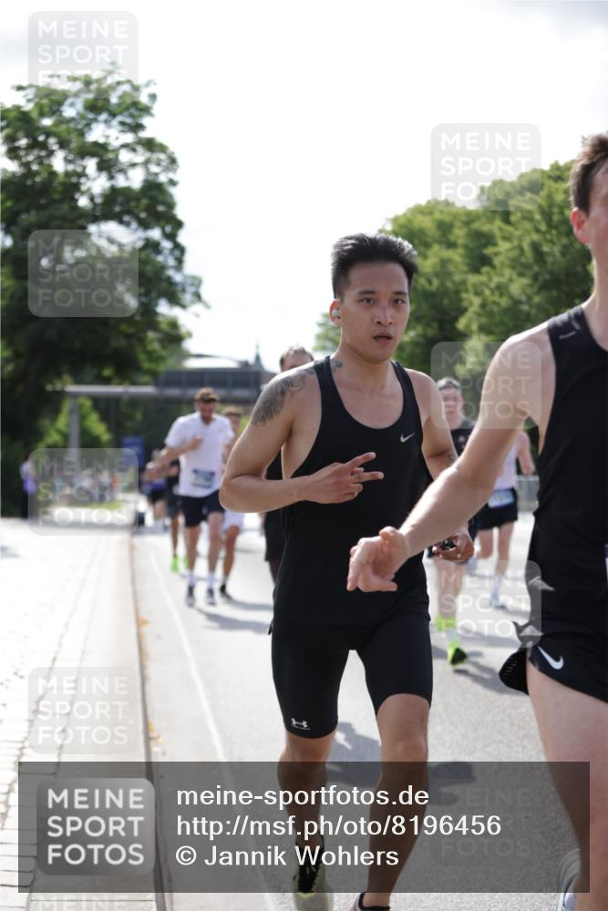 29.06.2025 - hella hamburg halbmarathon Jannik Wohlers http://msf.ph/oto/8196456 29.06.2025 09:46:41 Lombardsbrücke 1053, 1396, 1411, 1577, 2563, 2836, 3005, 3790, 3935, 5193, 5660, 6032, 6305, 7080, 7831, 7867, 8323, 9376, 9519, 10771, 11055, 11370, 11898, 12204, 13148, 13729, 13771, 13991, 14069, 14385, 14388, 14448, 14841, 14899, 14975, 15390, 16177, 16417, 16425, 16881, 17014, 17329, 17877, 18357, 18455, 18731, 18906, 18986 meine-sportfotos.de