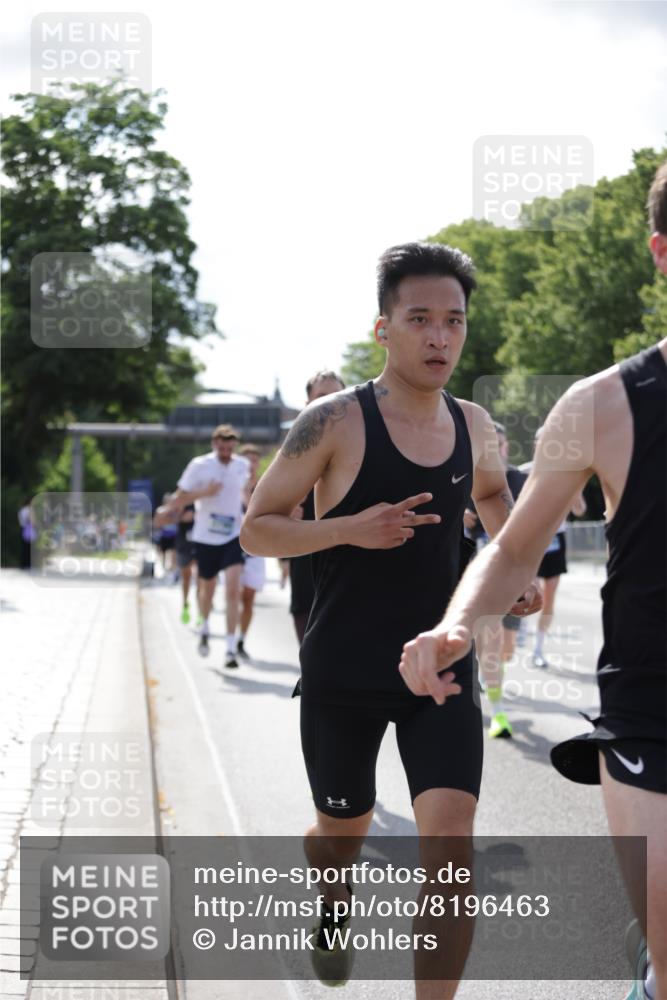 29.06.2025 - hella hamburg halbmarathon Jannik Wohlers http://msf.ph/oto/8196463 29.06.2025 09:46:41 Lombardsbrücke 1053, 1396, 1411, 1577, 2563, 2836, 3005, 3790, 3935, 5193, 5660, 6032, 6305, 7080, 7831, 7867, 8323, 9376, 9519, 10771, 11055, 11370, 11898, 12204, 13148, 13729, 13771, 13991, 14069, 14385, 14388, 14448, 14841, 14899, 14975, 15390, 16177, 16417, 16425, 16881, 17014, 17329, 17877, 18357, 18455, 18731, 18906, 18986 meine-sportfotos.de