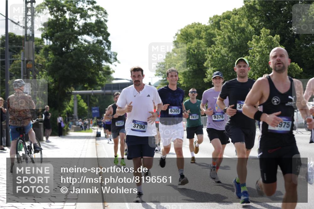 29.06.2025 - hella hamburg halbmarathon Jannik Wohlers http://msf.ph/oto/8196561 29.06.2025 09:46:43 Lombardsbrücke 1053, 1396, 1411, 1577, 1959, 2563, 2836, 3005, 3790, 3935, 5193, 6032, 6305, 7080, 7831, 7867, 8323, 9376, 9519, 10771, 11055, 11370, 11898, 12204, 13148, 13771, 13972, 13991, 14069, 14385, 14388, 14448, 14841, 14899, 14975, 15348, 15390, 16177, 16417, 16425, 16881, 17014, 17329, 17877, 18357, 18455, 18731, 18906, 18986 meine-sportfotos.de