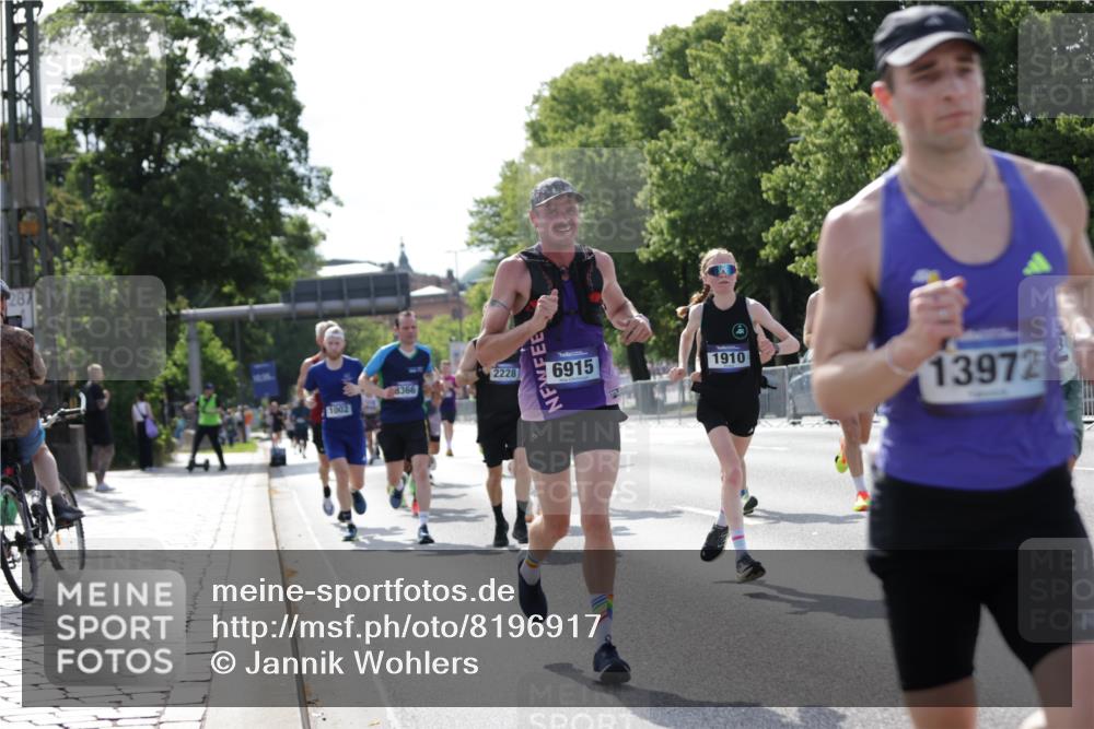 29.06.2025 - hella hamburg halbmarathon Jannik Wohlers http://msf.ph/oto/8196917 29.06.2025 09:46:51 Lombardsbrücke 1002, 1396, 1407, 1910, 1959, 2121, 2228, 2563, 2774, 2836, 3005, 3783, 3790, 3935, 4246, 4740, 5961, 6032, 6305, 6473, 6915, 7831, 7972, 8366, 9376, 9508, 9519, 10771, 11055, 11370, 11806, 12137, 12204, 13148, 13771, 13972, 13991, 14388, 14448, 14975, 15348, 15390, 15500, 15939, 16075, 16177, 16425, 16698, 17877, 18455, 18731, 19059 meine-sportfotos.de