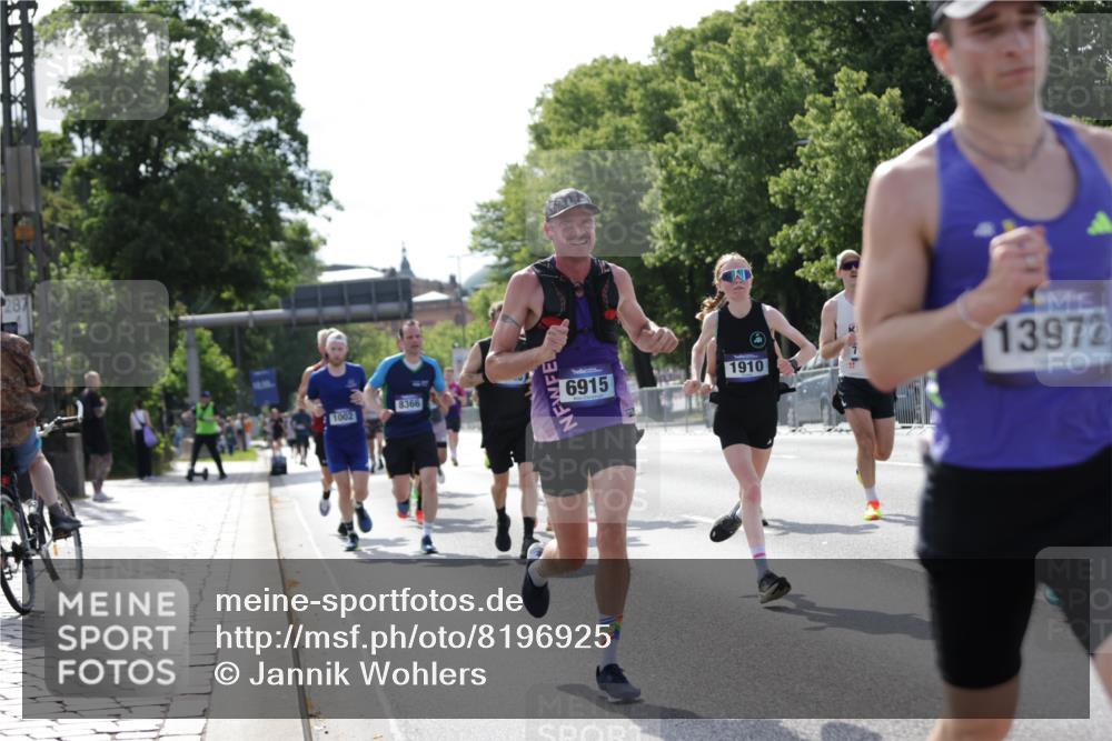 29.06.2025 - hella hamburg halbmarathon Jannik Wohlers http://msf.ph/oto/8196925 29.06.2025 09:46:51 Lombardsbrücke 1002, 1396, 1407, 1910, 1959, 2121, 2228, 2563, 2774, 2836, 3005, 3783, 3790, 3935, 4246, 4740, 5961, 6032, 6305, 6473, 6915, 7831, 7972, 8366, 9376, 9508, 9519, 10771, 11055, 11370, 11806, 12137, 12204, 13148, 13771, 13972, 13991, 14388, 14448, 14975, 15348, 15390, 15500, 15939, 16075, 16177, 16425, 16698, 17877, 18455, 18731, 19059 meine-sportfotos.de