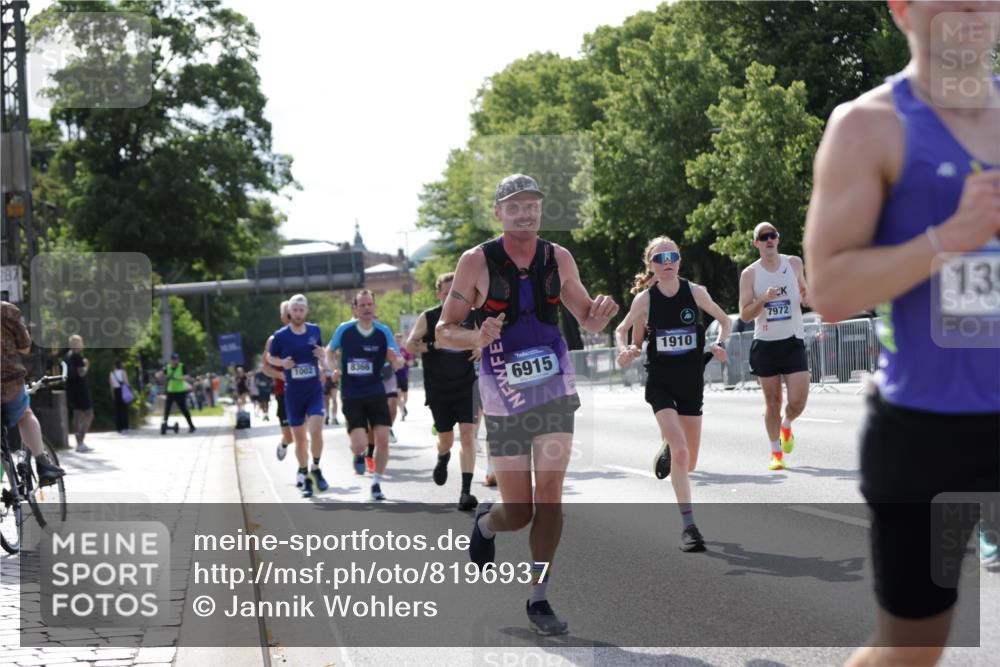 29.06.2025 - hella hamburg halbmarathon Jannik Wohlers http://msf.ph/oto/8196937 29.06.2025 09:46:51 Lombardsbrücke 1002, 1396, 1407, 1910, 1959, 2121, 2228, 2563, 2774, 2836, 3005, 3783, 3790, 3935, 4246, 4740, 5961, 6032, 6305, 6473, 6915, 7831, 7972, 8366, 9376, 9508, 9519, 10771, 11055, 11370, 11806, 12137, 12204, 13148, 13771, 13972, 13991, 14388, 14448, 14975, 15348, 15390, 15500, 15939, 16075, 16177, 16425, 16698, 17877, 18455, 18731, 19059 meine-sportfotos.de