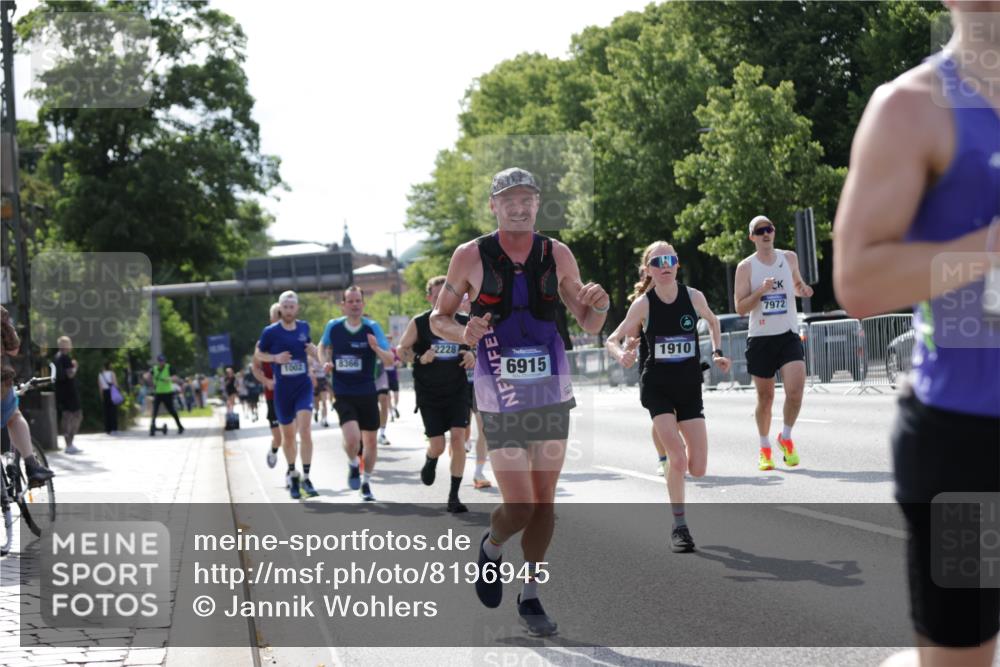 29.06.2025 - hella hamburg halbmarathon Jannik Wohlers http://msf.ph/oto/8196945 29.06.2025 09:46:51 Lombardsbrücke 1002, 1396, 1407, 1910, 1959, 2121, 2228, 2563, 2774, 2836, 3005, 3783, 3790, 3935, 4246, 4740, 5961, 6032, 6305, 6473, 6915, 7831, 7972, 8366, 9376, 9508, 9519, 10771, 11055, 11370, 11806, 12137, 12204, 13148, 13771, 13972, 13991, 14388, 14448, 14975, 15348, 15390, 15500, 15939, 16075, 16177, 16425, 16698, 17877, 18455, 18731, 19059 meine-sportfotos.de