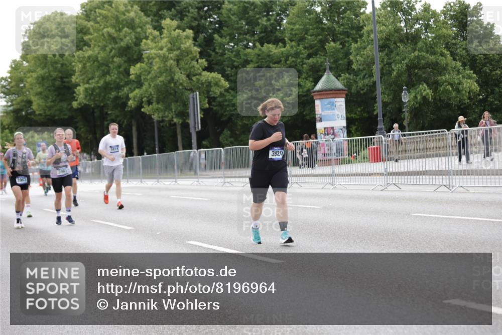 29.06.2025 - hella hamburg halbmarathon Jannik Wohlers http://msf.ph/oto/8196964 29.06.2025 10:24:47 Lombardsbrücke 1627, 1740, 2000, 3920, 3961, 3963, 5564, 5814, 7778, 8083, 8962, 9573, 9927, 11400, 11921, 13510, 14086, 14649, 15153, 15679, 16421, 16422, 17185, 17954 meine-sportfotos.de