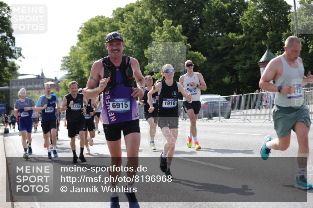 29.06.2025 - hella hamburg halbmarathon Jannik Wohlers http://msf.ph/oto/8196968 29.06.2025 09:46:52 Lombardsbrücke 1002, 1407, 1910, 1959, 2121, 2228, 2563, 2774, 2836, 3783, 3790, 3935, 4246, 4740, 5961, 6032, 6305, 6473, 6915, 7831, 7972, 8366, 9376, 9508, 9519, 10771, 11055, 11370, 11806, 12137, 12204, 13148, 13771, 13972, 13991, 14388, 14448, 14975, 15348, 15500, 15939, 16075, 16177, 16425, 16698, 17877, 18455, 18731, 19059 meine-sportfotos.de