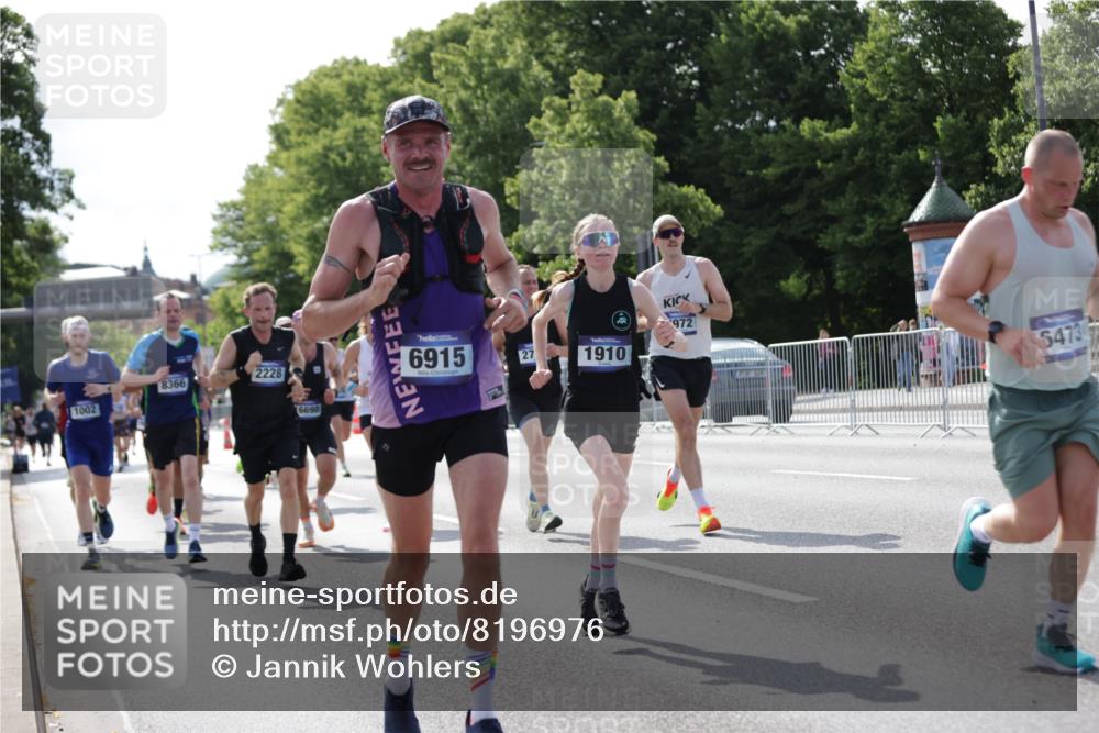 29.06.2025 - hella hamburg halbmarathon Jannik Wohlers http://msf.ph/oto/8196976 29.06.2025 09:46:52 Lombardsbrücke 1002, 1407, 1910, 1959, 2121, 2228, 2563, 2774, 2836, 3783, 3790, 3935, 4246, 4740, 5961, 6032, 6305, 6473, 6915, 7831, 7972, 8366, 9376, 9508, 9519, 10771, 11055, 11370, 11806, 12137, 12204, 13148, 13771, 13972, 13991, 14388, 14448, 14975, 15348, 15500, 15939, 16075, 16177, 16425, 16698, 17877, 18455, 18731, 19059 meine-sportfotos.de