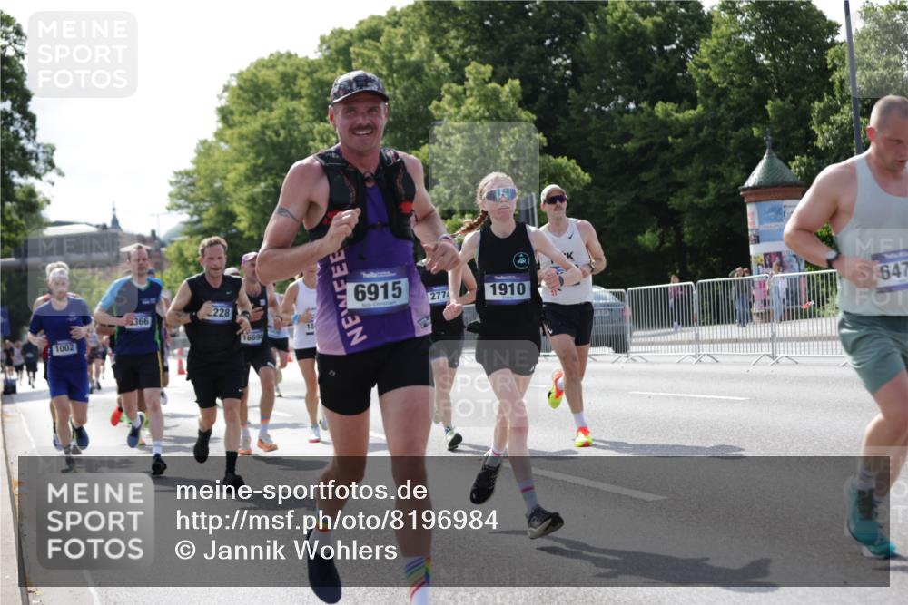 29.06.2025 - hella hamburg halbmarathon Jannik Wohlers http://msf.ph/oto/8196984 29.06.2025 09:46:52 Lombardsbrücke 1002, 1407, 1910, 1959, 2121, 2228, 2563, 2774, 2836, 3783, 3790, 3935, 4246, 4740, 5961, 6032, 6305, 6473, 6915, 7831, 7972, 8366, 9376, 9508, 9519, 10771, 11055, 11370, 11806, 12137, 12204, 13148, 13771, 13972, 13991, 14388, 14448, 14975, 15348, 15500, 15939, 16075, 16177, 16425, 16698, 17877, 18455, 18731, 19059 meine-sportfotos.de
