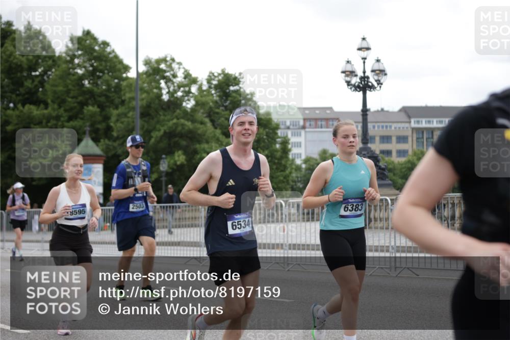 29.06.2025 - hella hamburg halbmarathon Jannik Wohlers http://msf.ph/oto/8197159 29.06.2025 11:14:42 Lombardsbrücke 1146, 1492, 1493, 1860, 2283, 2334, 2368, 2377, 2392, 2472, 2476, 2503, 3973, 3974, 4112, 4656, 6292, 6383, 6469, 6534, 6810, 6904, 7060, 7076, 7372, 7420, 7718, 8193, 8988, 9528, 9783, 10018, 10101, 10265, 10544, 11061, 11685, 12110, 12405, 13232, 13253, 13333, 13476, 13938, 15052, 15080, 15200, 15474, 15615, 15634, 16026, 17209, 17430, 17920, 17925, 18468, 18472, 18473, 18553, 18595, 18889 meine-sportfotos.de