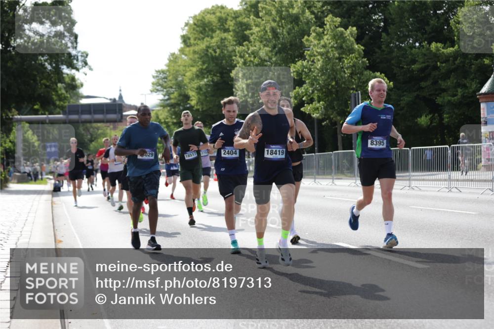 29.06.2025 - hella hamburg halbmarathon Jannik Wohlers http://msf.ph/oto/8197313 29.06.2025 09:47:06 Lombardsbrücke 1002, 1217, 1910, 2121, 2228, 2404, 2774, 2851, 3783, 4246, 5923, 5961, 6473, 6915, 7972, 8084, 8366, 8395, 9171, 11019, 11559, 11806, 12137, 12704, 12751, 13029, 13419, 14459, 15500, 15939, 16075, 16123, 16698, 17154, 18419, 19059 meine-sportfotos.de