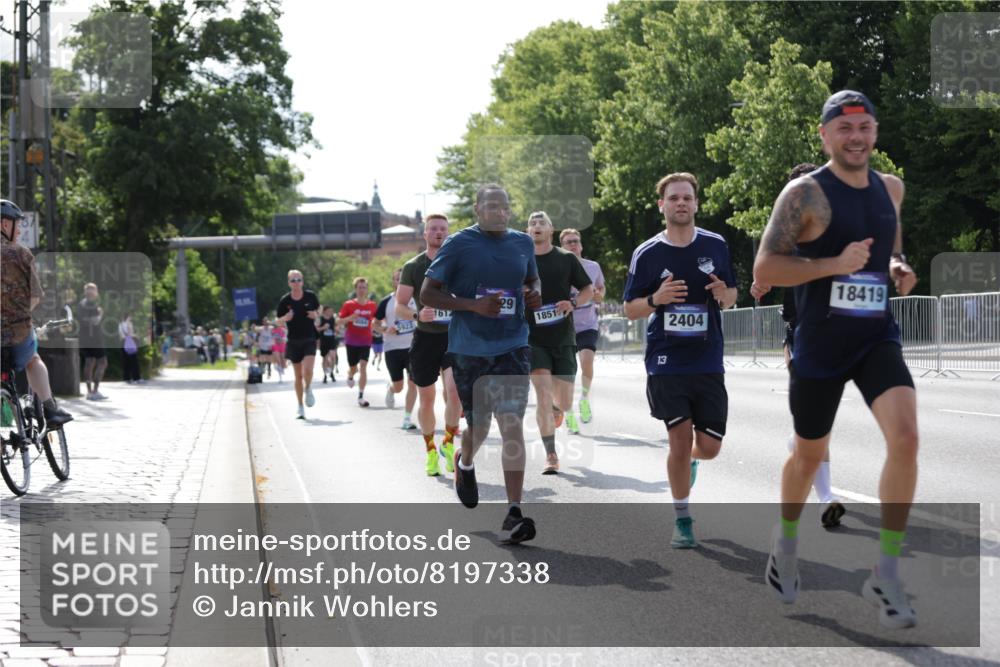 29.06.2025 - hella hamburg halbmarathon Jannik Wohlers http://msf.ph/oto/8197338 29.06.2025 09:47:07 Lombardsbrücke 1002, 1217, 1910, 2121, 2228, 2404, 2774, 2851, 3783, 4246, 5923, 5961, 6473, 7972, 8084, 8366, 8395, 9171, 11019, 11559, 11806, 12137, 12704, 12751, 13029, 13419, 14459, 15500, 15939, 16075, 16123, 16698, 17154, 18419, 19059 meine-sportfotos.de